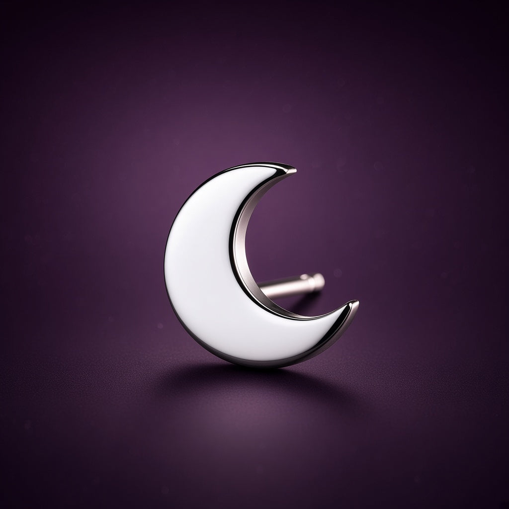 Puces Premier Ciel croissant de lune, argent 925 poli, la paire sur fond aubergine