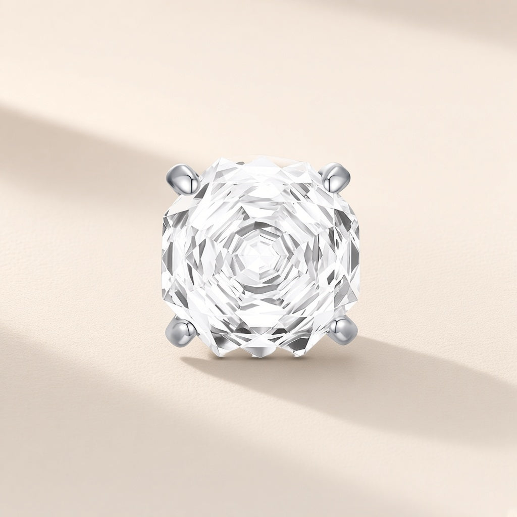 Puces Bouton de Rose argent 925, zirconium cubique incolore aux angles coupés et quatre griffes, modèle 8 mm, sur fond crème