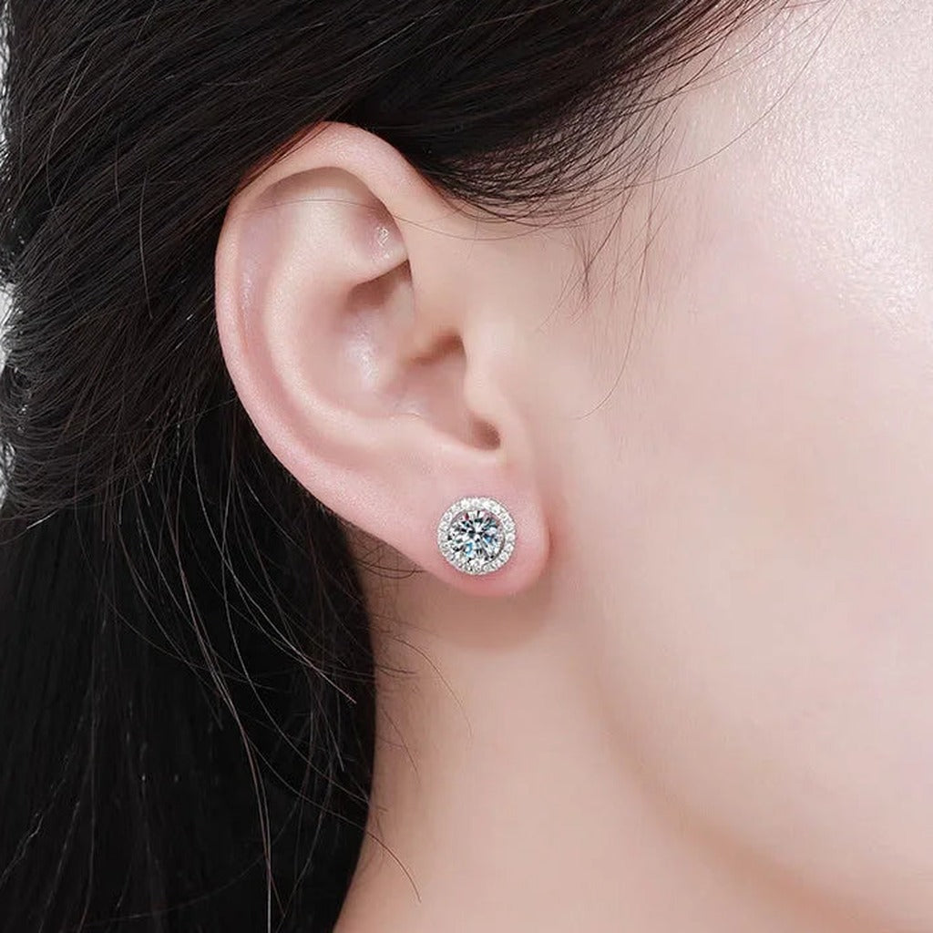 Puces Rosace portées à l'oreille : le petit rond scintillant posé sur le lobe