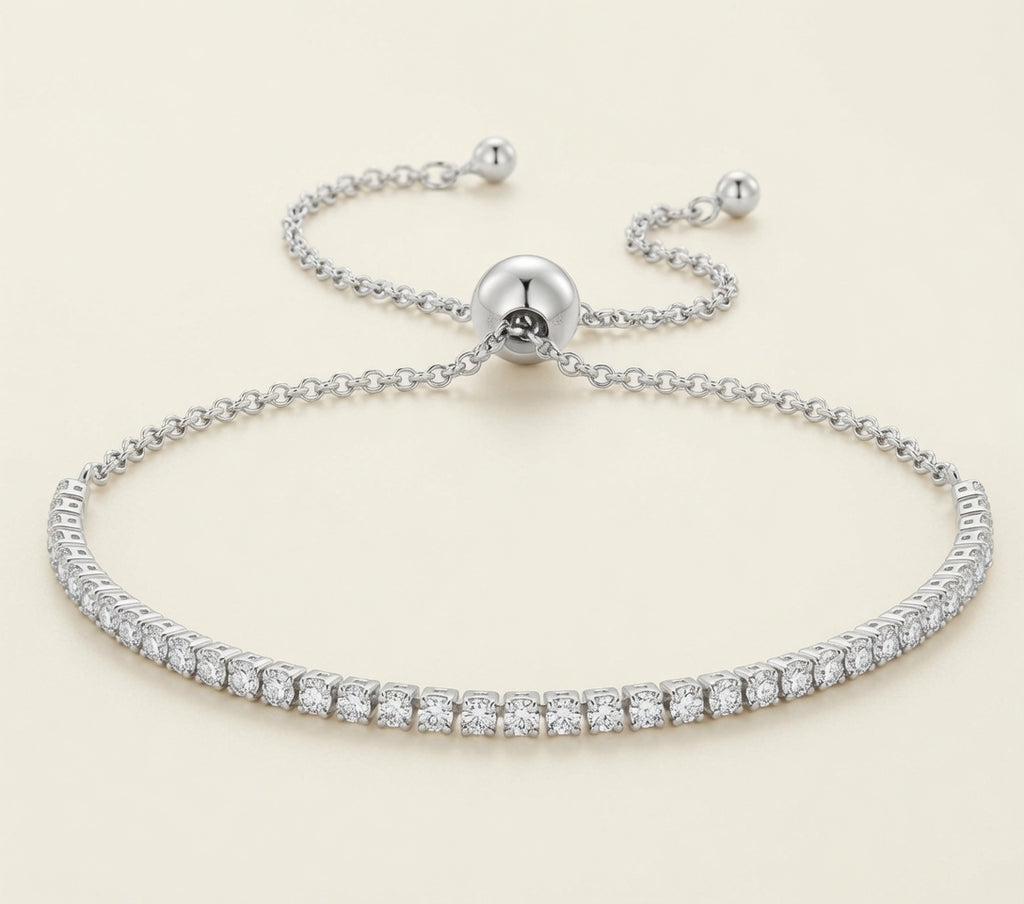 Bracelet Rivière de Lumière argent 925, ligne de zirconium et fermoir bolo réglable, posé sur fond crème