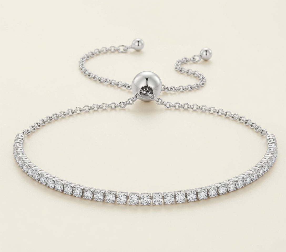 Bracelet Rivière de Lumière argent 925, ligne de zirconium et fermoir bolo réglable, posé sur fond crème