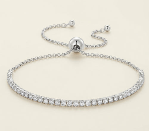 Bracelet Rivière de Lumière argent 925, ligne de zirconium cubique et fermoir bolo réglable, posé sur fond crème