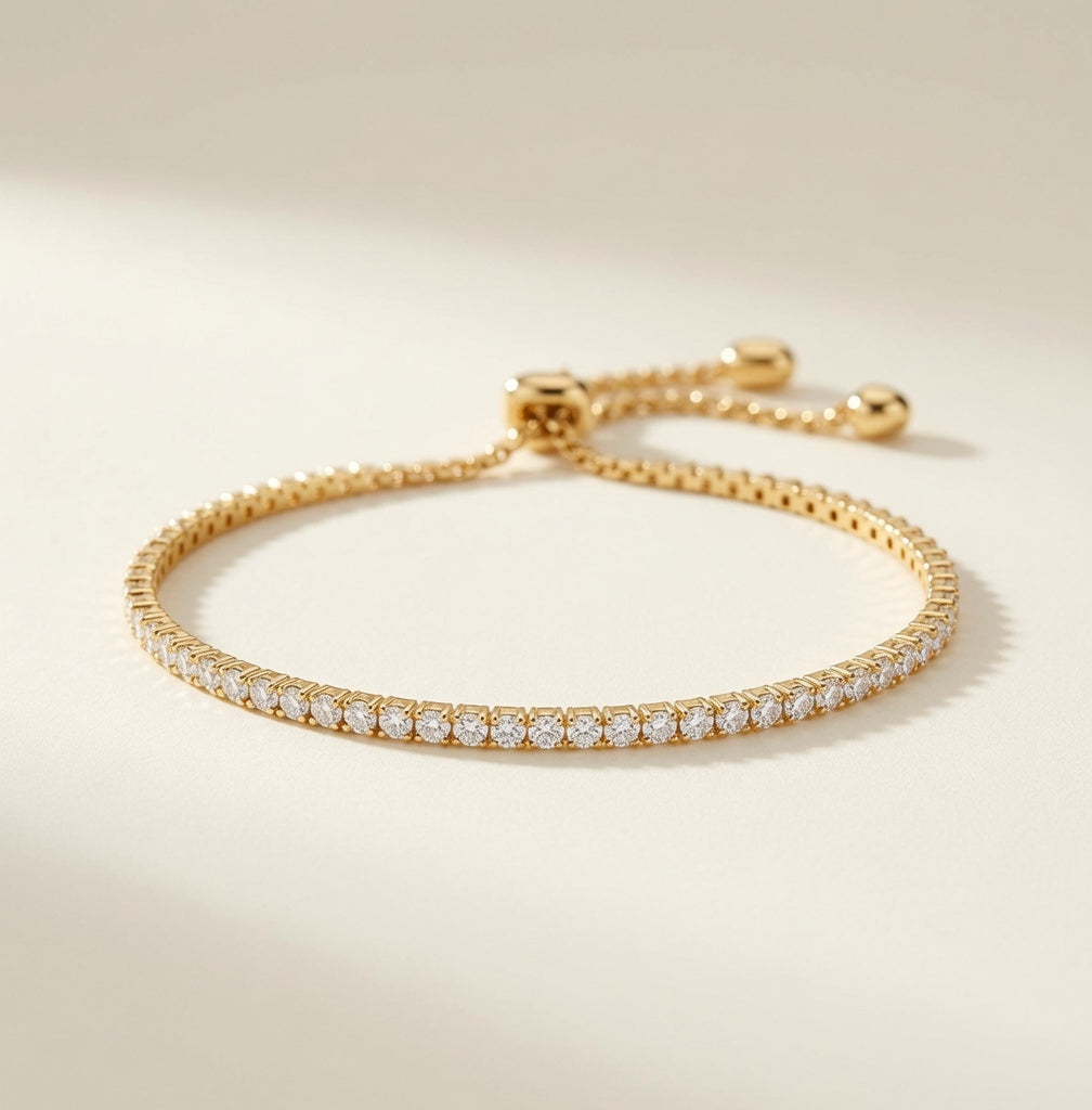 Bracelet Rivière de Lumière plaqué or, ligne de zirconium à fermoir coulissant réglable, sur fond crème