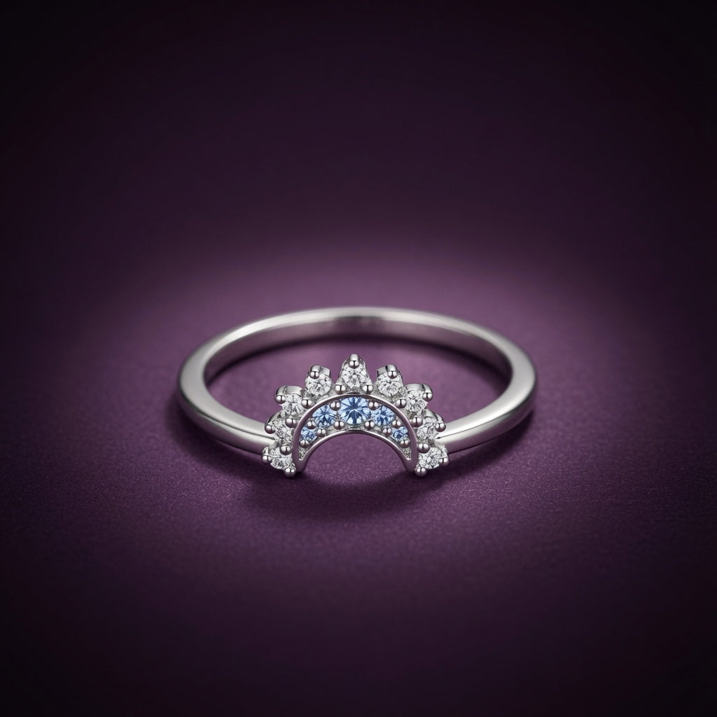 Bague Lune Luminori, croissant argenté serti de zircons bleus et blancs, argent 925, posée sur fond aubergine velouté