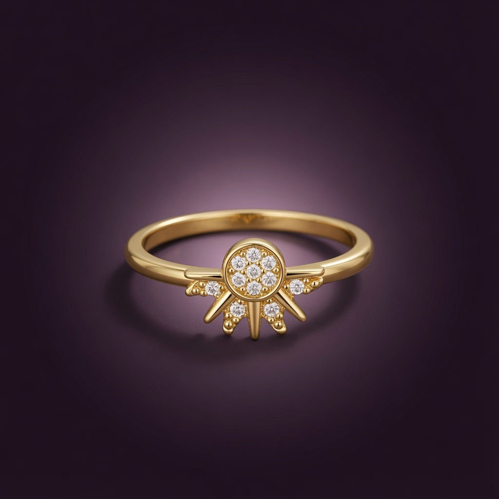 Bague Soleil Luminori en gros plan, disque solaire doré aux rayons pointus et centre pavé de zircon, sur fond prune profond