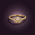 Bague Soleil Luminori en gros plan, disque solaire doré aux rayons pointus et centre pavé de zircon, sur fond prune profond