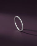 Bague Tour de Lumière en argent 925 pavée de zircons sur tout le tour, finition argent, sur fond aubergine