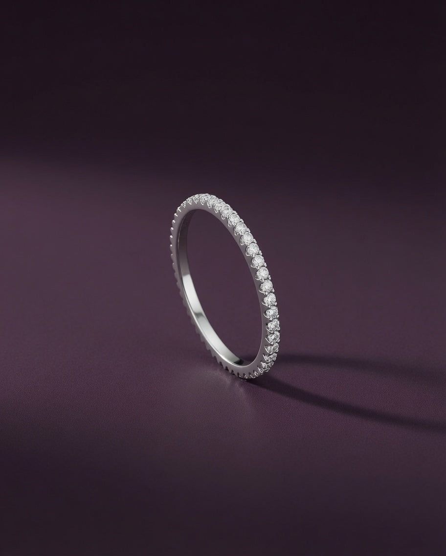 Bague Tour de Lumière en argent 925 pavée de zircons sur tout le tour, finition argent, sur fond aubergine