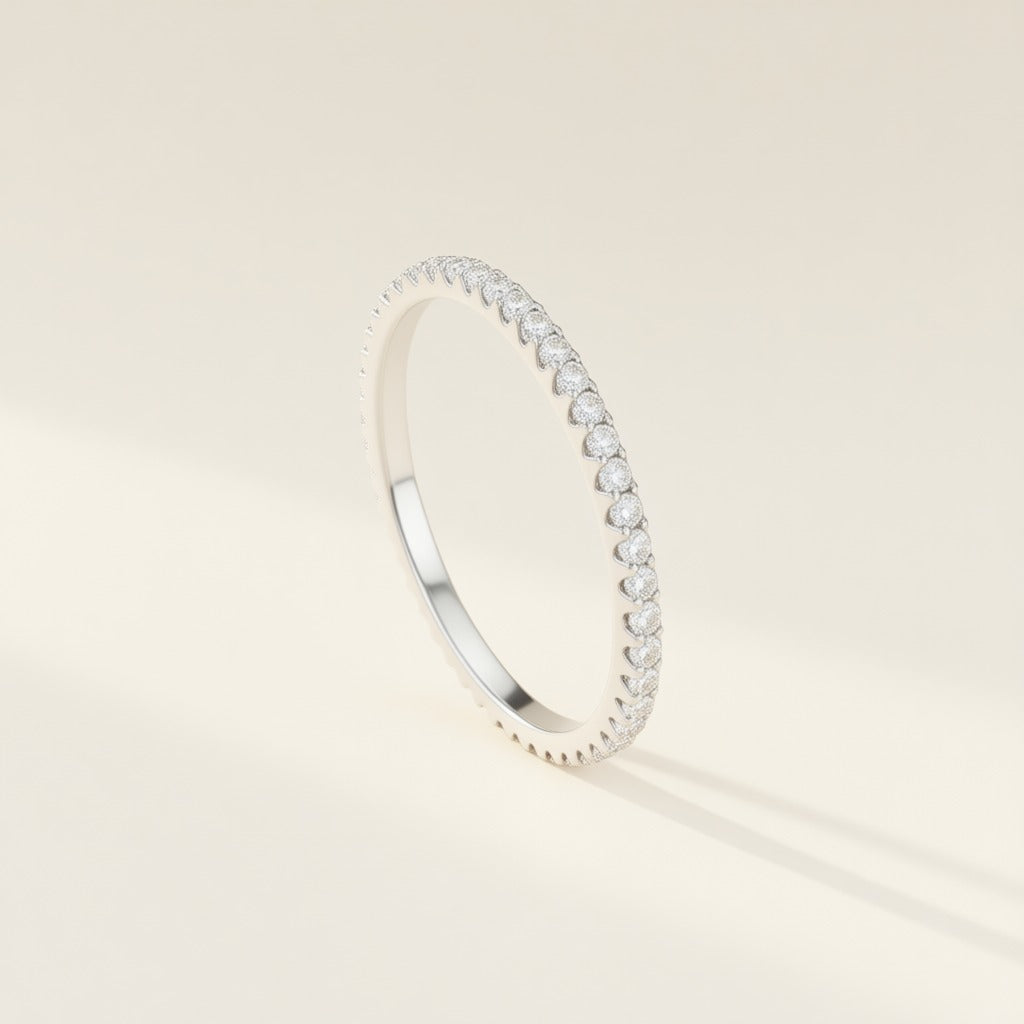Bague Tour de Lumière en argent 925 pavée de zircons sur tout le tour, finition argent, sur fond crème