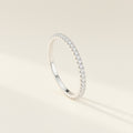 Bague Tour de Lumière en argent 925 pavée de zircons sur tout le tour, finition argent, sur fond crème