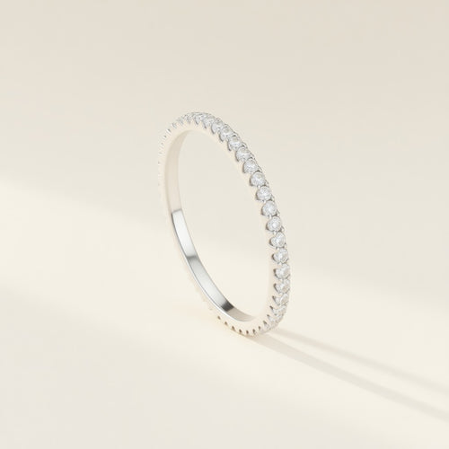 Bague Tour de Lumière en argent 925 pavée de zircons sur tout le tour, finition argent, sur fond crème