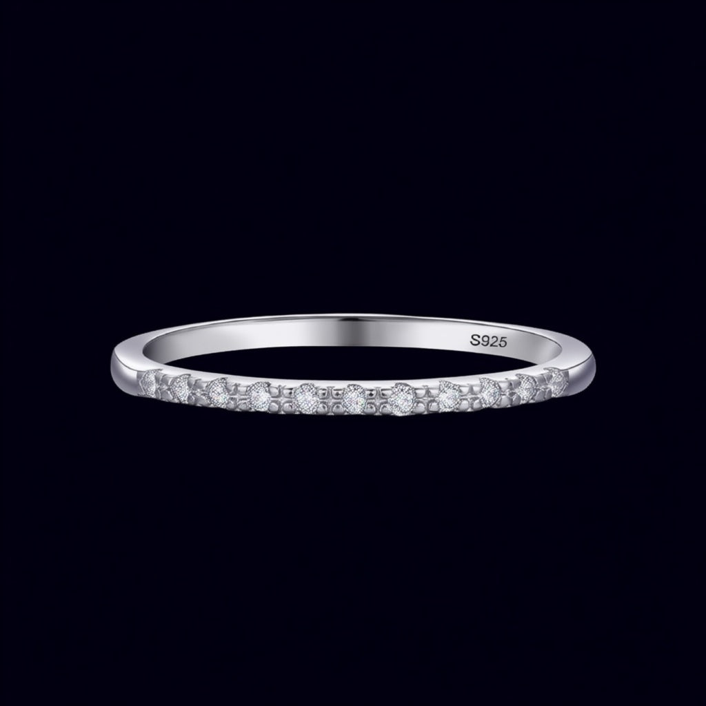 Bague Trois Vœux argent 925, demi-éternité pavée de zircons, sur fond aubergine